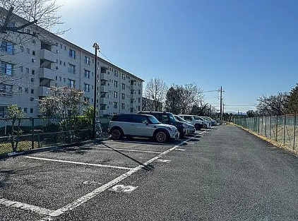 立川柏町団地の駐車場