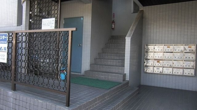 山田ビルのエントランス