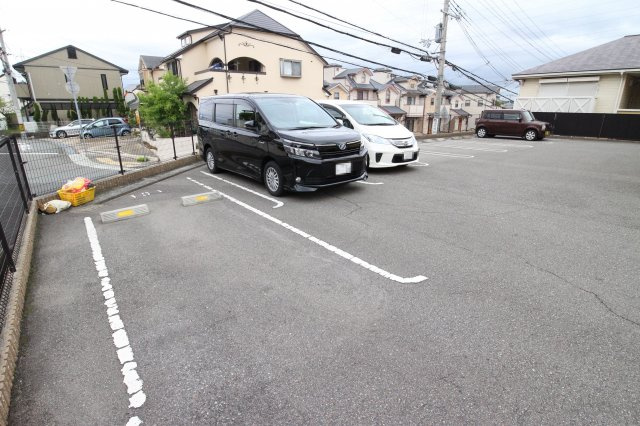 ラッフィナート・カーサ七番館の駐車場