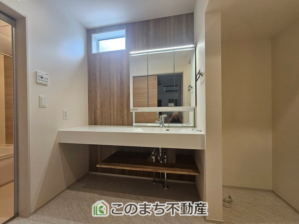 ブルーミングガーデン宇都宮市桜1丁目の洗面所|同社施工物件の写真です。※建具やフローリング、その他仕様が違う場合がございます。シャンプードレッサーで朝の身支度♪伸びるホースでお掃除も簡単清潔です！