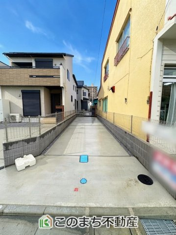 ブルーミングガーデン宇都宮市桜1丁目の洗面所|同社施工物件の写真です。※建具やフローリング、その他仕様が違う場合がございます。シャンプードレッサーで朝の身支度♪伸びるホースでお掃除も簡単清潔です！
