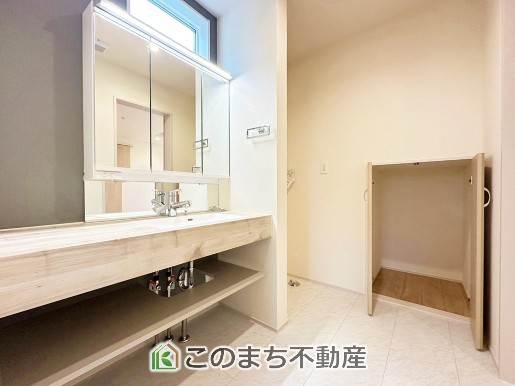 ブルーミングガーデン宇都宮市桜1丁目の独立洗面台|脱衣所は広々としておりますので、お子様のお着替えもストレスなくできます！
