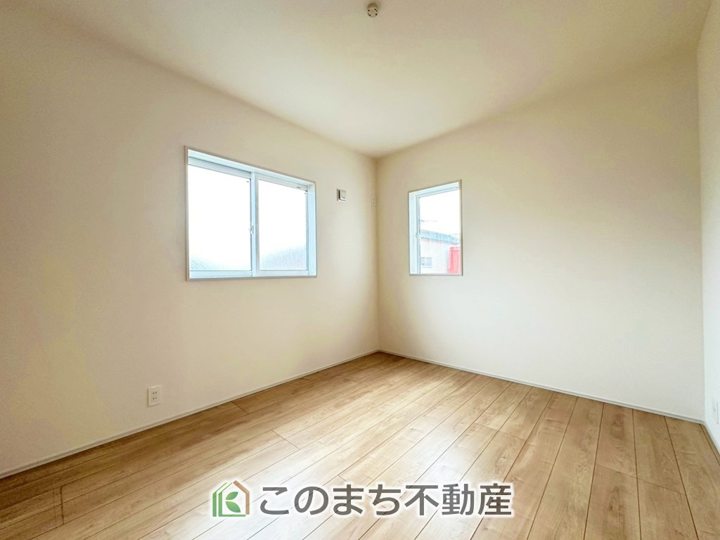 ブルーミングガーデン宇都宮市桜1丁目の洋室|居室のサッシにはペアガラスを採用しております。高い断熱性による省エネと結露対策に有効です。
