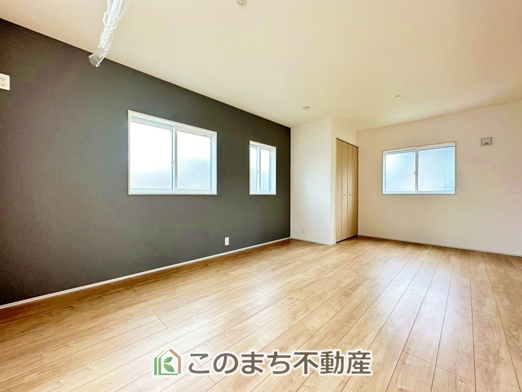ブルーミングガーデン宇都宮市桜1丁目の洋室|陽光がふんだんに降り注ぐお部屋です。陽だまりの空間で、プライベートなお家時間も快適にお過ごしいただけます♪

