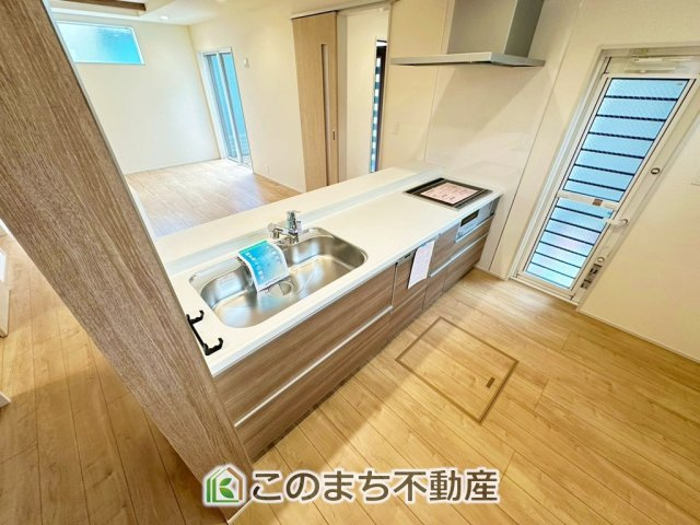 ブルーミングガーデン宇都宮市桜1丁目のキッチン|キッチンは対面式のシステムキッチンです。腰壁があるので、生活感が出がちなスペースを隠すことができ、リビング・ダイニングをすっきり見せることができます◎
