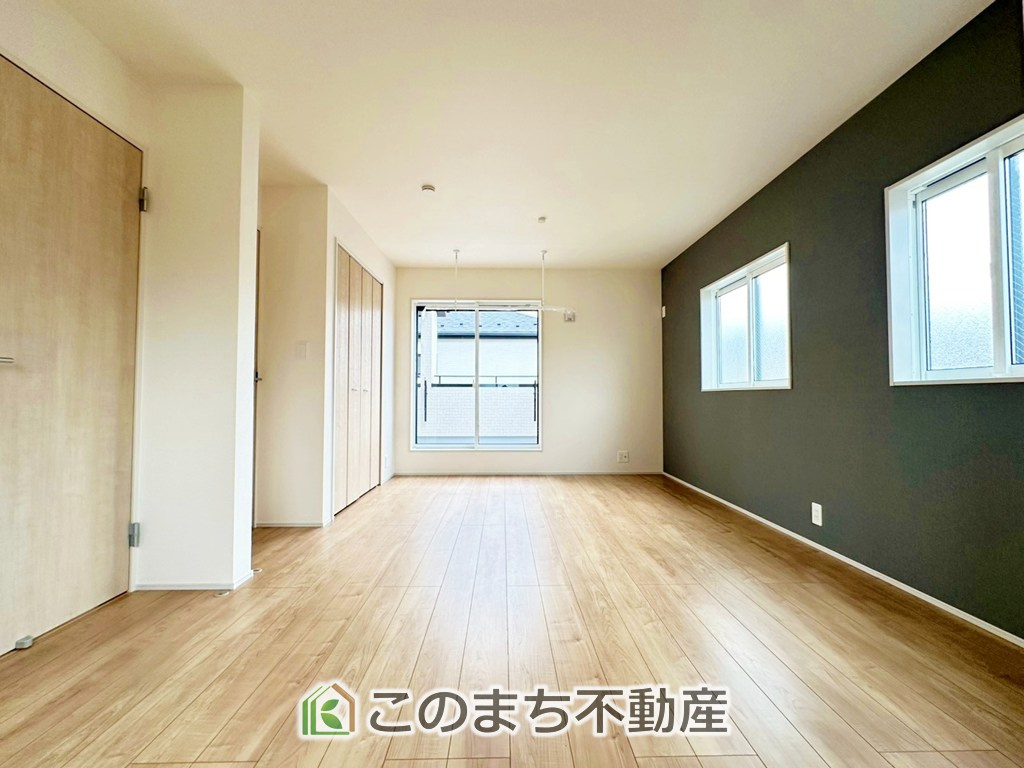 ブルーミングガーデン宇都宮市桜1丁目の洋室|柔らかい陽光が差し込む明るいお部屋を演出する設計。彩光の取れる窓が気持ちの良いお部屋を創り上げます。