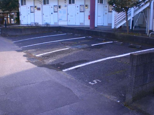 レオパレスソフィア中原の駐車場