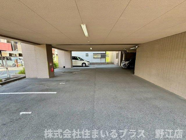 フレグランス鶴見の駐車場