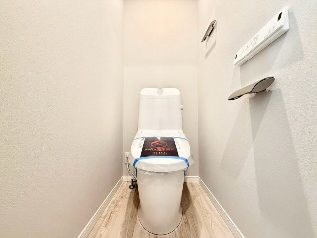 杉並区上高井戸1丁目　新築戸建のトイレ|ウォシュレット付きのトイレはいつも快適！

現地ご見学希望・資料請求などお気軽にお問い合わせ下さい！
03-5990-5201