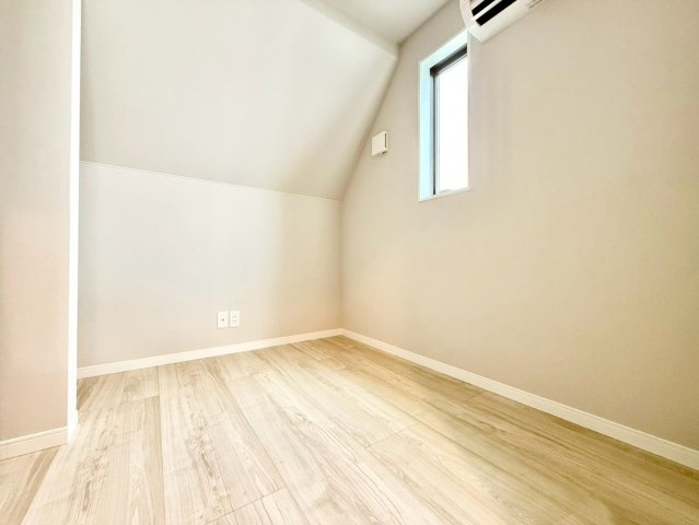 杉並区上高井戸1丁目　新築戸建の洋室|白を基調としたお部屋は光を反射するため、お部屋が明るく美しく見えますね！

現地ご見学希望・資料請求などお気軽にお問い合わせ下さい！
03-5990-5201