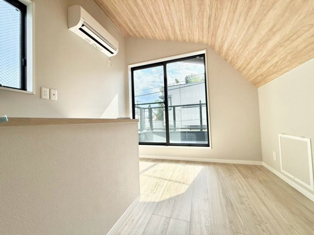 杉並区上高井戸1丁目　新築戸建の洋室|大きな窓からたっぷりと陽光が注がれる明るい居室。一日の疲れを癒し、時を忘れて過ごせる空間です！

現地ご見学希望・資料請求などお気軽にお問い合わせ下さい！
03-5990-5201