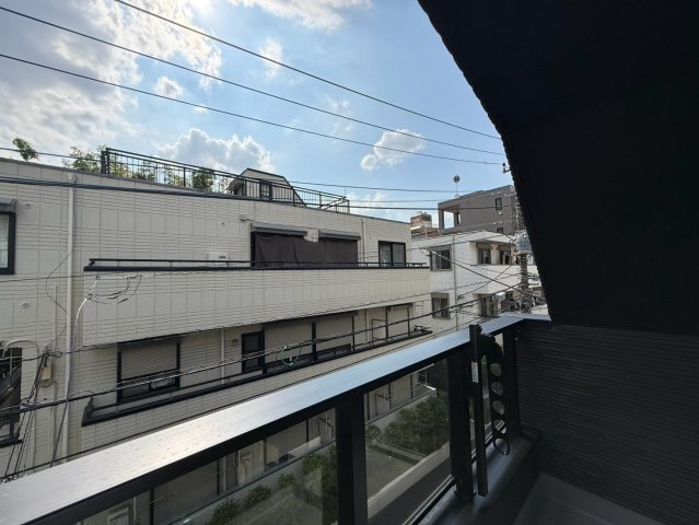 杉並区上高井戸1丁目　新築戸建のバルコニー|朝の澄んだ空気や、夕方の清々しい風を五感で感じられるバルコニー！

現地ご見学希望・資料請求などお気軽にお問い合わせ下さい！
03-5990-5201