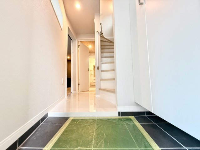 杉並区上高井戸1丁目　新築戸建の玄関|玄関横にはシューズボックスがついているため、片付いた玄関がキープできます！

現地ご見学希望・資料請求などお気軽にお問い合わせ下さい！
03-5990-5201