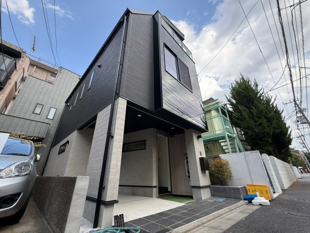 杉並区上高井戸1丁目　新築戸建の前面道路含む現地写真|自然と触れ合いやすらぎを感じる事ができる、理想的な子育て環境。

現地ご見学希望・資料請求などお気軽にお問い合わせ下さい！
03-5990-5201