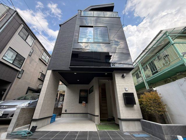 杉並区上高井戸1丁目　新築戸建の外観|迫力のあるシックな外観が特徴の新築戸建。

現地ご見学希望・資料請求などお気軽にお問い合わせ下さい！
03-5990-5201