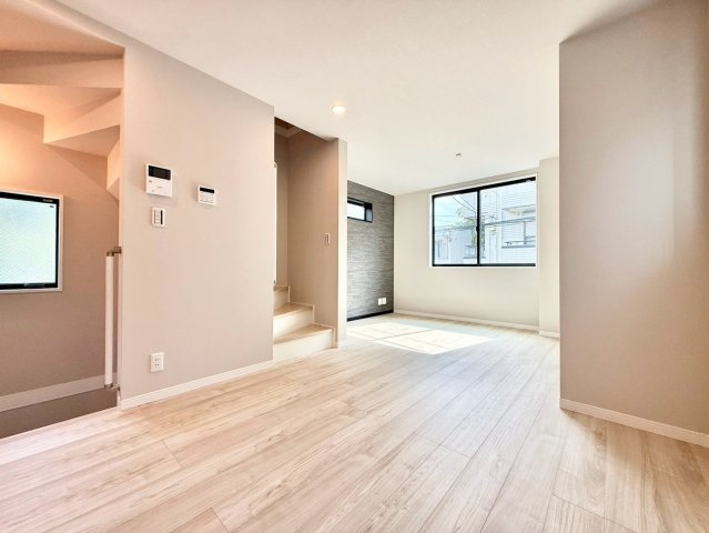 杉並区上高井戸1丁目　新築戸建の居間・リビング|2階リビングは外からの視線が気にならない、寛ぎのプライベート空間！

現地ご見学希望・資料請求などお気軽にお問い合わせ下さい！
03-5990-5201