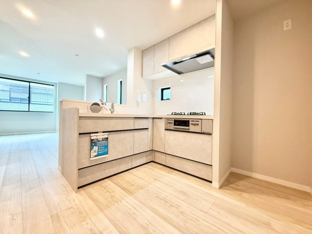 杉並区上高井戸1丁目　新築戸建のキッチン|使いやすいＬ字型のキッチン！移動距離が少ないのがポイント。

現地ご見学希望・資料請求などお気軽にお問い合わせ下さい！
03-5990-5201