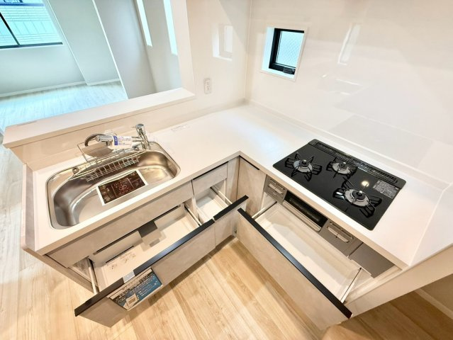 杉並区上高井戸1丁目　新築戸建のキッチン|嬉しい対面式キッチンです。家事をしながらリビングにいるご家族とのおしゃべりも楽しめます！

現地ご見学希望・資料請求などお気軽にお問い合わせ下さい！
03-5990-5201