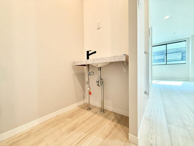 杉並区上高井戸1丁目　新築戸建の独立洗面台|セカンド洗面台を設置しているため、忙しい朝の身支度もスムーズにすることがきます！

現地ご見学希望・資料請求などお気軽にお問い合わせ下さい！
03-5990-5201
