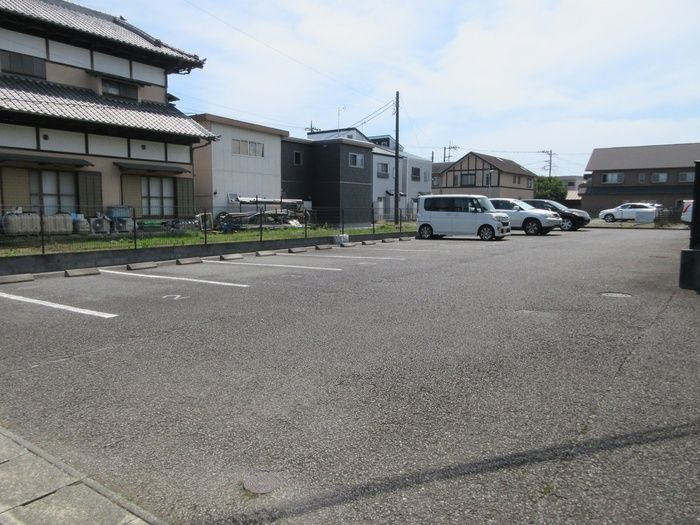ドミールさつきの駐車場