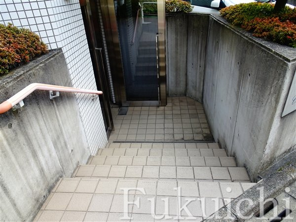 コリーヌ平町四番館のエントランス