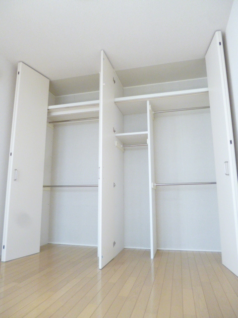 メゾン・ボヌールの収納|洋室のクローゼットは壁一面にあります