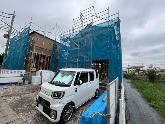 【Livele Garden】　古河市下辺見　第７　全2邸の前面道路含む現地写真|60坪以上！カースペース並列3台駐車可♪全2棟現場です（＾＾）ぜひ、お気軽にお問い合わせください♪
2026年8月撮影