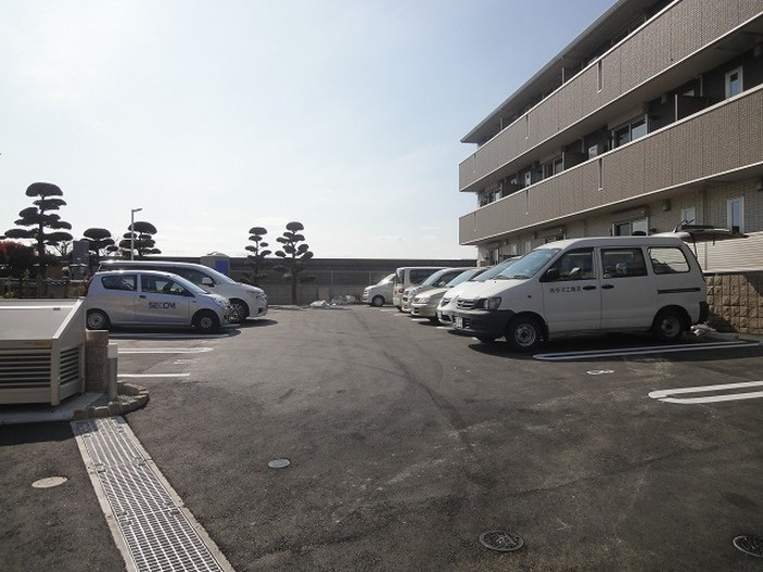 アンフルーヴ平田の駐車場