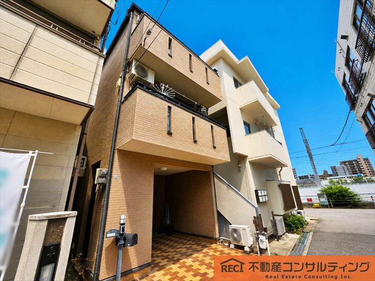 神戸市灘区上河原通4丁目　中古戸建の玄関|全居室収納付き！お部屋を広く使えます♪