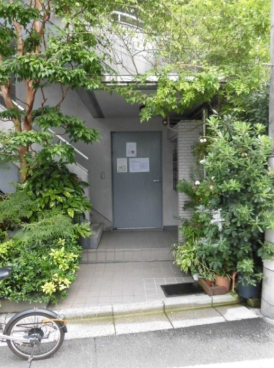 杉並区和田２丁目の賃貸マンションのエントランス