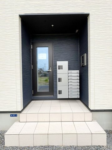 千葉市中央区港町のアパートのエントランス