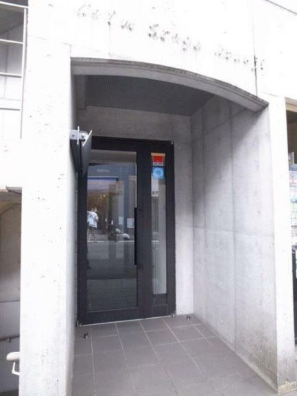 杉並区高円寺南４丁目の賃貸マンションのエントランス