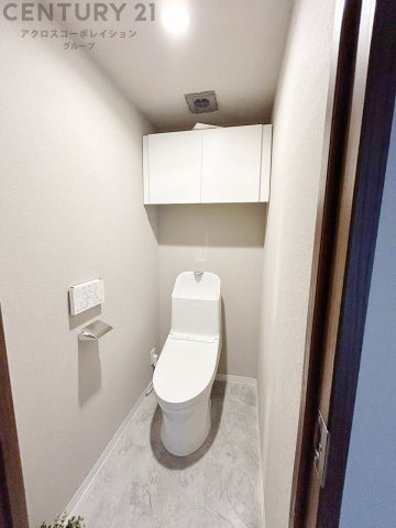 温水洗浄便座付トイレは温水洗浄機能により、暖かい水でおしりを洗浄することができ、冷たい水を使う従来の便座に比べ、温水洗浄機能で暖かいトイレを提供し、快適な使用を可能にします。