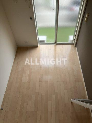 川崎市多摩区栗谷３丁目のアパートの居間・リビング|★お部屋探しはオールマイト不動産までご相談下さい♪