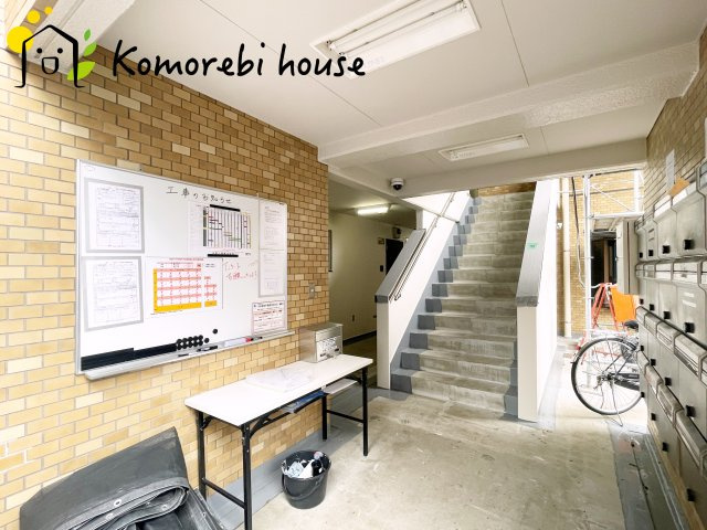 東通プラザのエントランス|建物の内部です