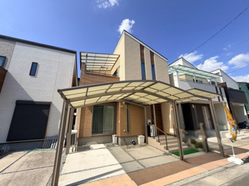 全51区画の大型分譲地。小中学校や買い物施設が近く、生活しやすい立地です。