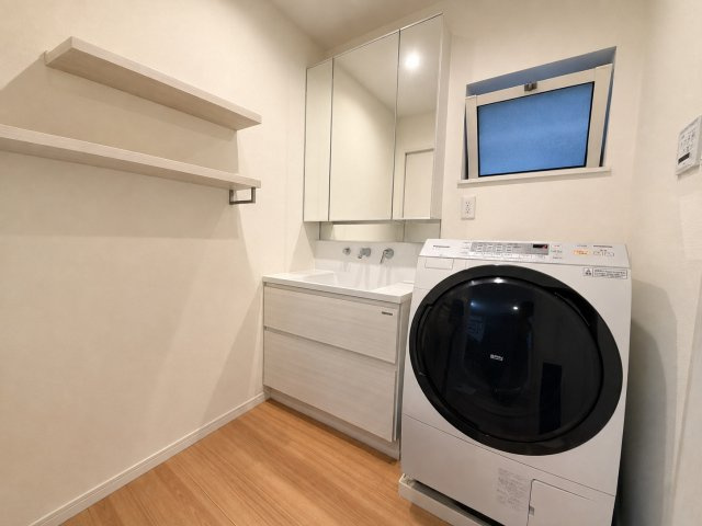 衣服の収納や脱ぎ着や整理整頓がしやすく、湿った衣類を乾燥させるスペースがありカビや臭いの発生を防ぎます。床の汚れを他の部屋に持ち込まず清潔を保つことができます。また快適な入浴環境の整備にも役立ちます。