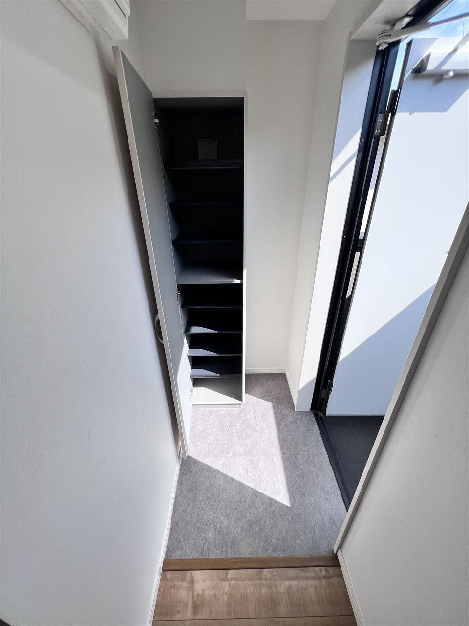 THE　HOUSE　船橋前原(ザ　ハウス　フナバシマエハラ)の玄関