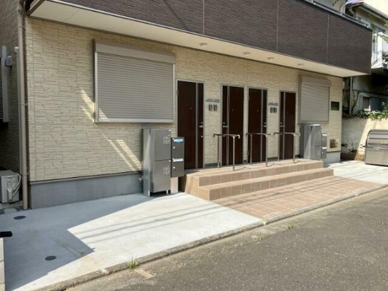 杉並区堀ノ内３丁目のアパートのエントランス