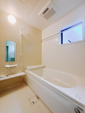 【新築戸建】第1伊勢崎市豊城町の浴室|■浴室｜デザイン性に優れた浴室♪1日の疲れを癒す、ゆったりとしたバスタイムをぜひお過ごしください(*＾＾*)大きな窓付きで嬉しい♪