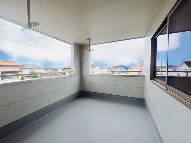 【新築戸建】第1伊勢崎市豊城町のバルコニー|■バルコニー｜広さが特徴的なワイドバルコニー♪お子様が小さいうちはプールを置いて遊ぶこともできます。大切なペットも安心して走り回れる広さを確保しております。お布団もたくさん干せて便利です！
