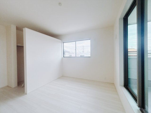 【新築戸建】第1伊勢崎市豊城町の寝室|■主寝室｜広い寝室ならインテリアも自由自在にお楽しみいただけます♪お外から帰ってきた後は寝室でゆっくり自分の時間をお過ごしください。