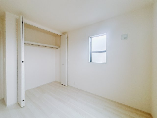 【新築戸建】第1伊勢崎市豊城町の洋室|■2階洋室｜お子様の一人部屋にピッタリな洋室。木のぬくもりを感じるフローリングは、天然木の味わいが時とともに深みを増していきます。また、傷にも強く、フリーワックスでお手入れもラクラクです♪