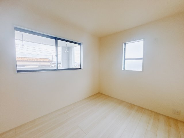 【新築戸建】第1伊勢崎市豊城町の洋室|■2階洋室｜ナチュラルカラーの床です。模様替えなどとても楽しく工夫できます♪陽当たり、風通しもとても良いので毎日快適な生活スタートです！子供部屋にも良いですね♪