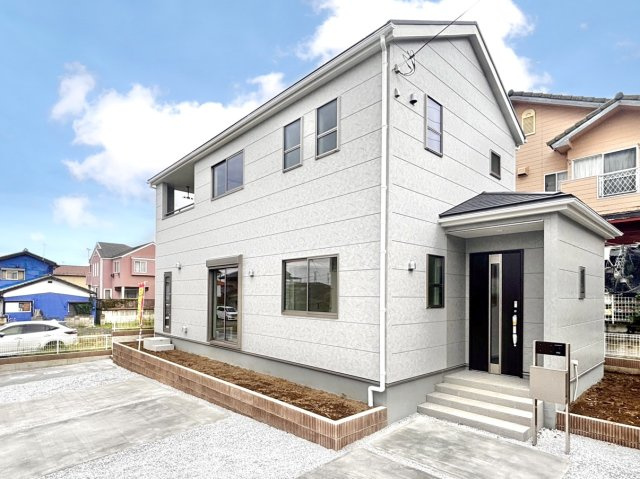 【新築戸建】第1伊勢崎市豊城町の外観|■外観｜陽だまりのリビング、家事らくキッチンのお家、ついに完成！永く住むほどに愛着を深める、味わい豊かなデザインです。完成したばかりの新築を、一度ご覧になってみませんか？