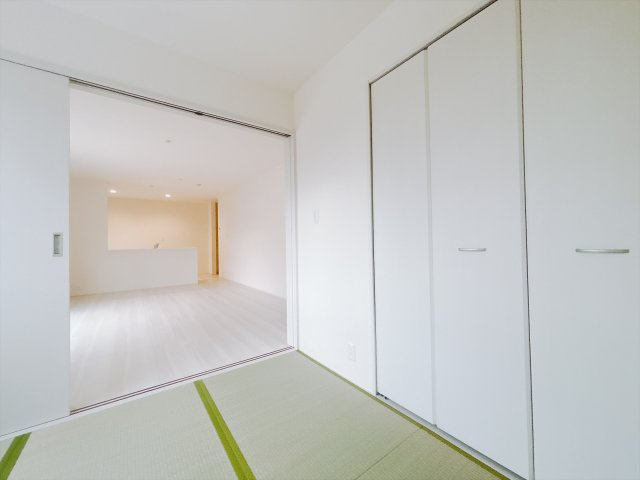 【新築戸建】第1伊勢崎市豊城町の和室|■1階和室｜和室を書斎にしたり、冬にはコタツを敷いて家族みんなで年越しをするのもいいですね。家族みんなのお気に入りの空間になります♪