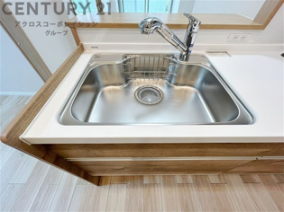 大きなシンクでお鍋などの大きな調理器具を洗う際にも便利です。