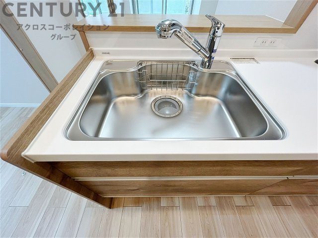 大きなシンクでお鍋などの大きな調理器具を洗う際にも便利です。