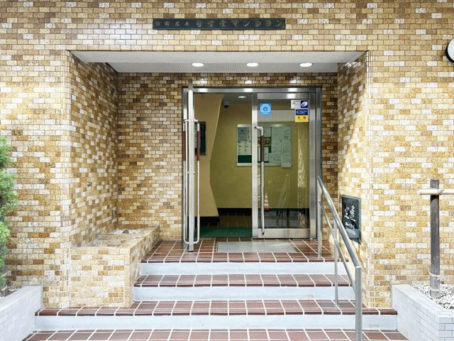 【エントランス】 | 日商岩井哲学堂マンション | お客様を、そして住人を出迎えてくれるマンションのエントランス。ゴミが落ちていないことからも、管理状態の良さや住民の節度の高さが見て取れます。～即日のご見学可能～　お問合せはお気軽にどうぞ。
