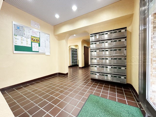 【ロビー】 | 日商岩井哲学堂マンション | 集合ポストなどを備えたエントランスホール。ここもマンションの顔となる部分であり、しっかりと清掃の行き届いたさまに安心感をおぼえます。～即日のご見学可能～　お問合せはお気軽にどうぞ。